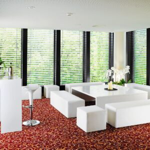 Klassische Lounge-Garnitur zum mieten mit Stehtisch und Barhocker in weiss