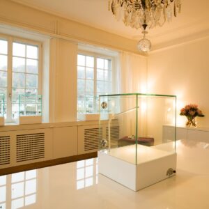 abschliessbare tisch vitrine mit beleuchtung zum mieten für uhren und schmuck