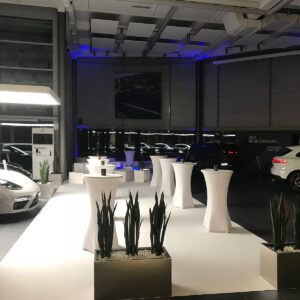 weisse apéro stehtische mit hussen zum mieten und weisser Teppich für promotions event