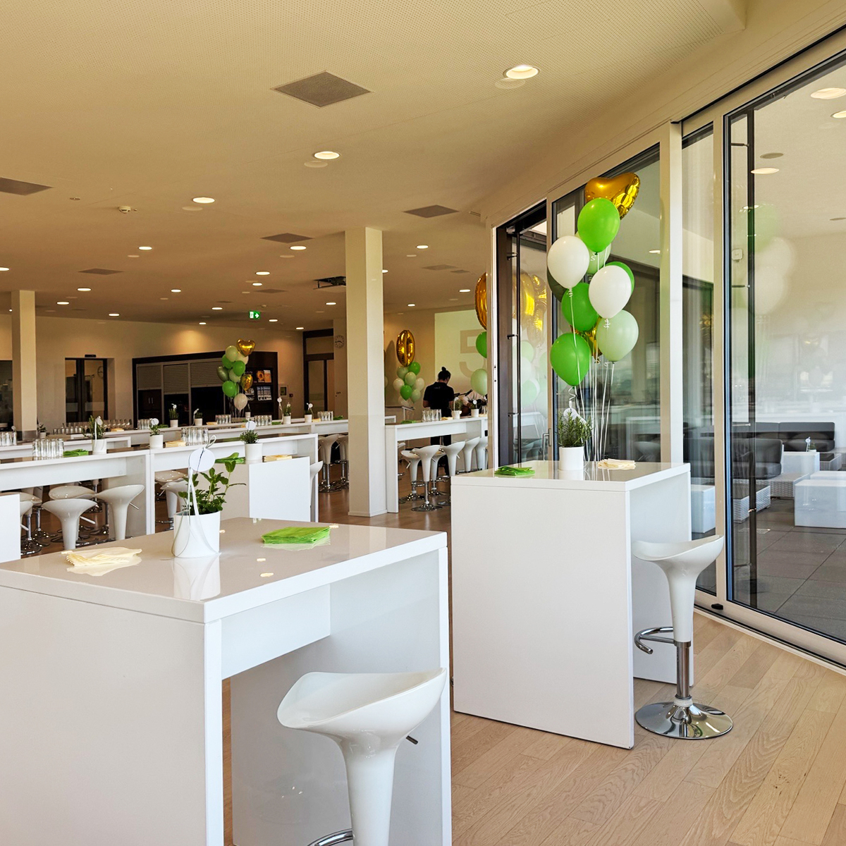 Rent an aperitif standing table with bar stools