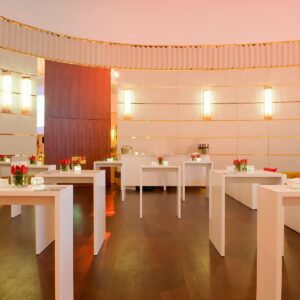 apero stehtische mieten mit blumen dekoration für hotel bar