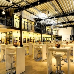 eventhalle mit stehtischen und barhockern in weiss
