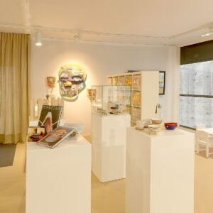 ausstellungssäule und vitrine mieten in weiss
