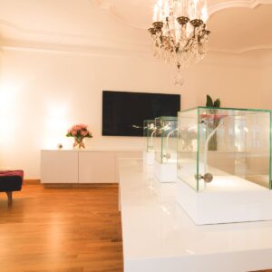 vitrinen für auf den tisch mit led beleuchtung und abschliessbarem glasaufsatz zum mieten