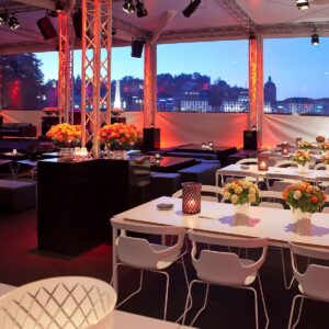 mietmöbel für event bankett mit tischen und stühlen in weiss