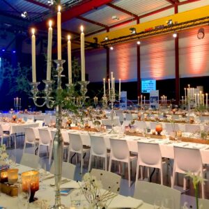 bankett möbel zum mieten für event mit kerzenständer