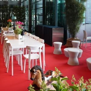 weisse bankett garnitur zum mieten mit langem Tisch und bankettstühlen