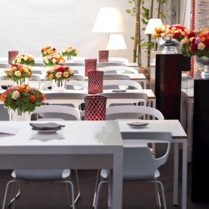 bankettmietmöbel mit blumendeko