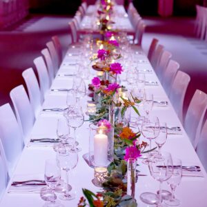schöne banketttische in weiss mit bankettstühlen zum mieten mit blumen dekoration