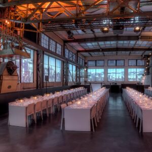 eventhalle mit tischen und stühlen zum mieten für bankett