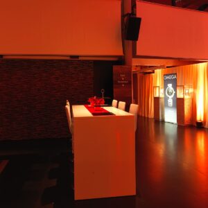 moderne event bestuhlung mit stehtisch und barhockern zum mieten