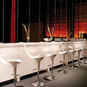 lange bartheke mieten mit weissen barhockern