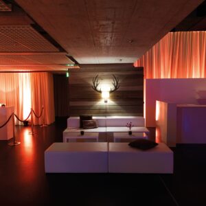 gäste lounge mieten mit roten kordeln und bar theke