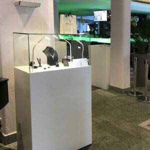 beleuchtete schmuck vitrine zum mieten in weiss