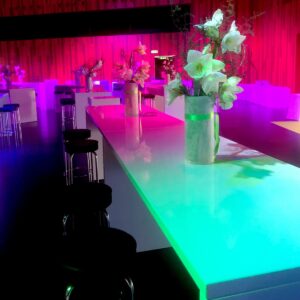 beleuchtete stehtisch mieten mit blumen dekoration für apero event
