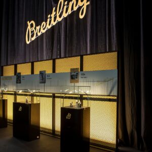 glas vitrinen mit led beleuchtung in schwarz zum mieten für uhren messe