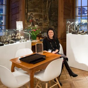 besprechungstisch mit stühlen und beleuchteten schmuck vitrinen zum mieten