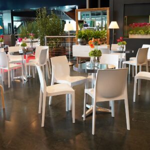 bistrotische mit weissen stühlen zum mieten