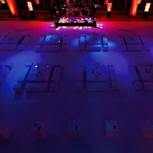 event bühne mit grossen lounge garnituren mieten