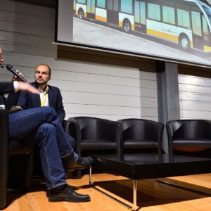 sessel in schwarz mieten mit beistelltisch für podiumsgespräch