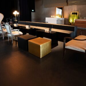 sitzwürfel lounge zum mieten in schwarz und gold