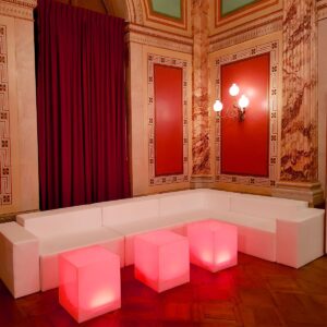 weisse sofa lounge ecke mieten mit leuchtwürfel