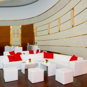 ecklounge mieten mit sitzwürfel und roten dekokissen