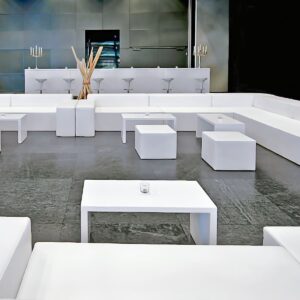 grosse lounge zum mieten mit sitzwürfel und beistelltischen sowie bar theke mit barhocker