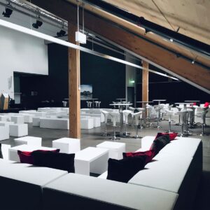 ecksofa zum mieten mit dekokissen und stehtischen