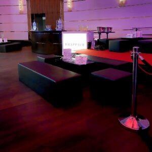 schwarze vip lounge mieten mit kordeln