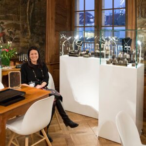 schmuck vitrine zum mieten mit led beleuchtung und passendem holztisch und schalenstuhl