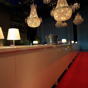 lange bartheke in weiss zum mieten mit dekoleuchten