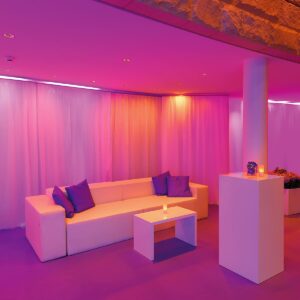 event sofa mieten in weiss mit säulen stehtisch