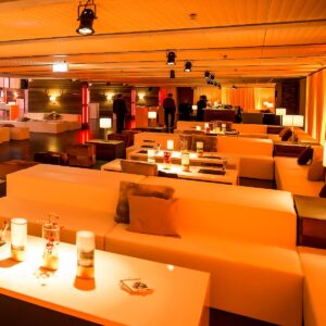 schöne lounge mietmöbel mit beistelltischen und dekokissen im chalet chic style