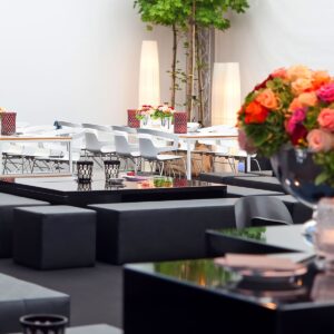schwarze lounge sitze mieten mit grossen beistelltischen und bankett garnituren