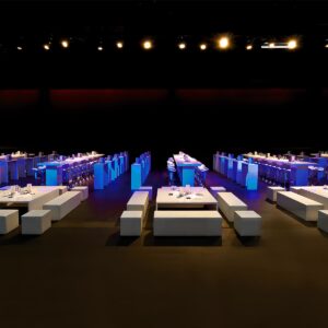grosse event lounge zum mieten in weiss mit bankett stehtischen