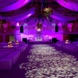 ausgeleuchtetes lounge mietmöbel setup