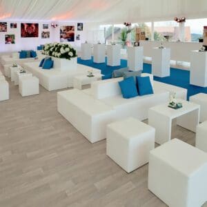 insel lounge in weiss zum mieten mit dekokissen