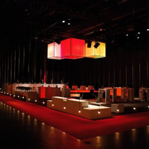 weisse event lounge möbel mit bartheke und stehtischen zum mieten