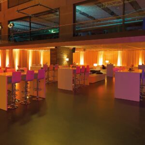 event stehtische zum mieten in weiss mit barhockern