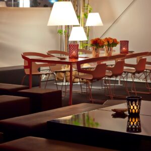 event setup mit banketttischen und lounge