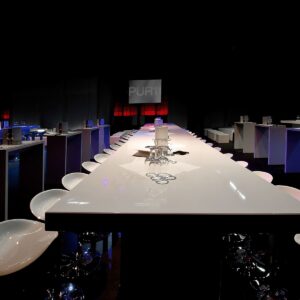 grosser event stehtisch mit barhocker zum mieten