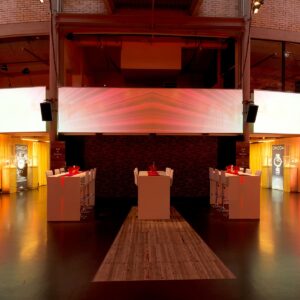 event halle mit stehtischen und barhockern zum mieten