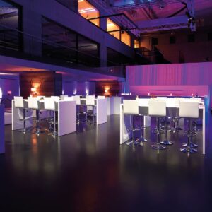 grosse stehtische mieten für event bankett mit barhockern