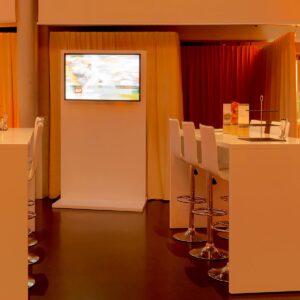 tv bildschirm mieten für event mit stehtischen und weissen barhockern