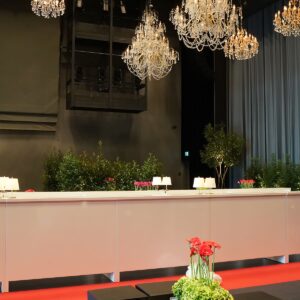 lange getränke bar mieten in weiss mit rotem teppich