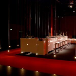 schöne event theke mieten mit verstellbaren barhockern