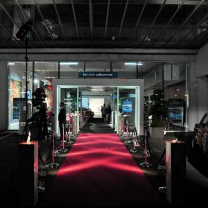 feuersäulen für den event eingangsbereich mit rotem teppich