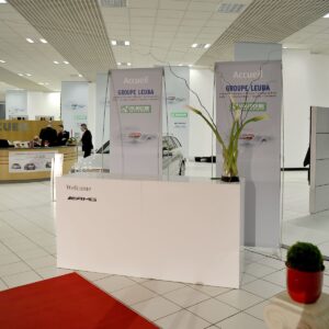 möbel in weiss mit beschriftung für den event eingang