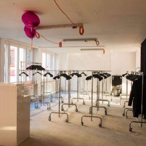 event garderobe zum mieten mit kleiderbügel und garderobenständer
